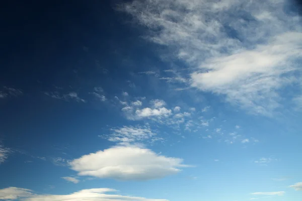 Vita moln i blå himmel — Stockfoto