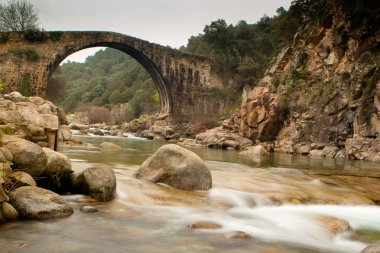 Extremadura şelale ile büyük köprü