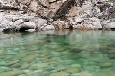 dağ dere birçok taşlarla