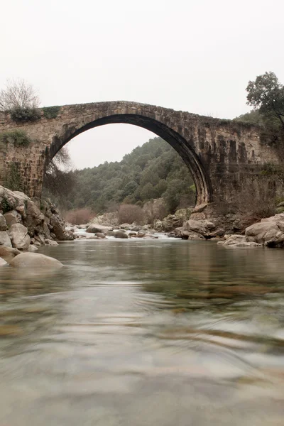 Stora bron med vattenfall i Extremadura — Stockfoto