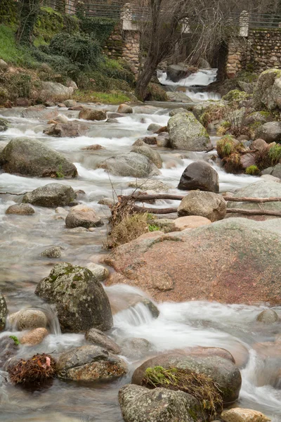 Arroyo de montaña con muchas rocas — Foto de Stock