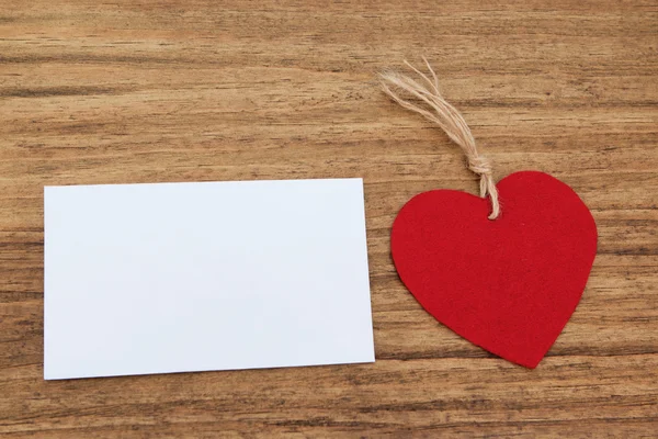 Feuille de papier vierge avec un coeur rouge — Photo