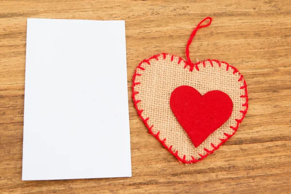 赤の心を空白の紙シート — ストック写真