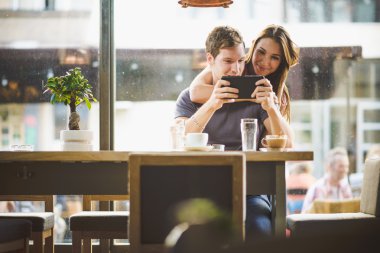 Genç çift arıyor tablet