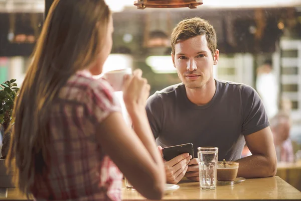 Jong (echt) paar op eerste date drinken koffie — Stockfoto