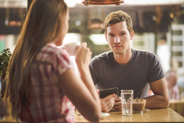 Pareja joven en primera cita bebiendo café — Foto de Stock