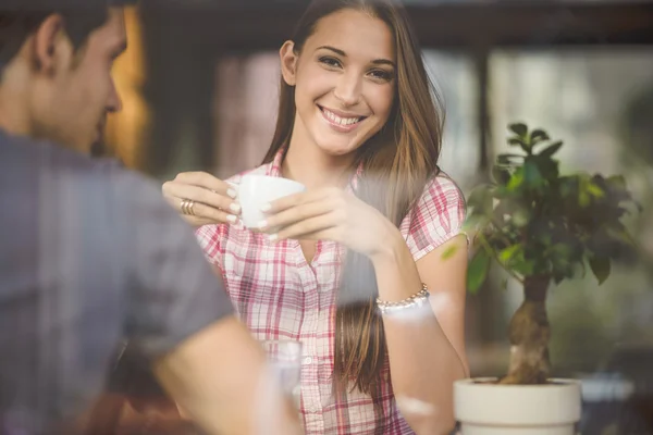 Pareja joven en primera cita bebiendo café — Foto de Stock