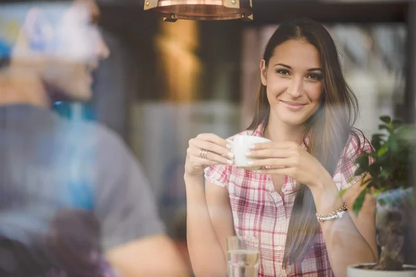 Jovem casal no primeiro encontro beber café — Fotografia de Stock