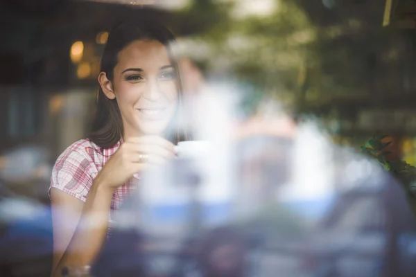 Jong (echt) paar op eerste date drinken koffie — Stockfoto