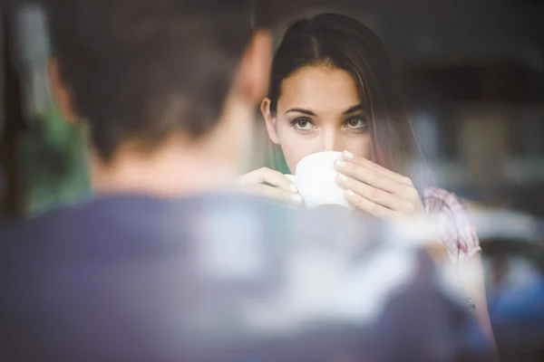 Young couple on first date drinking coffee — Stock Photo, Image