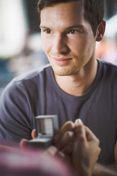 Förlovningsring i café — Stockfoto