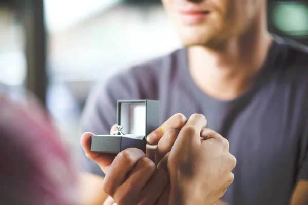 Anillo de compromiso en la cafetería — Foto de Stock