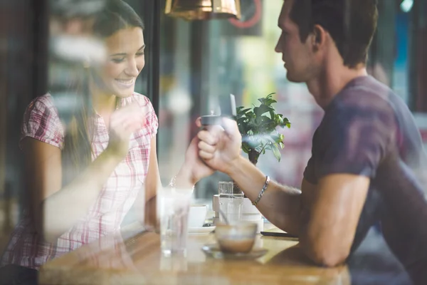 カフェでの婚約指輪 — ストック写真