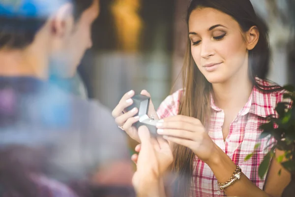 Engagement ring in cafe — Stock Photo, Image