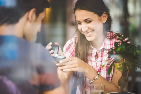 Engagement ring in cafe — Stock Photo, Image