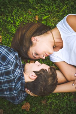 Çimenlerde yatan çift