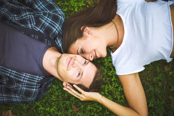 Casal deitado na grama — Fotografia de Stock