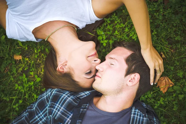 Couple lying on grass — Stock Photo, Image