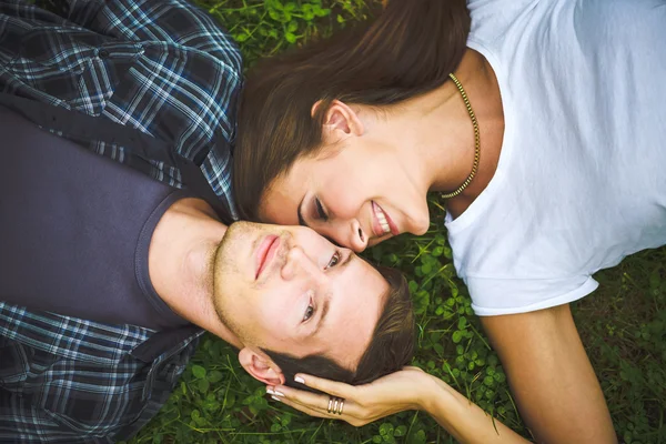 Couple lying on grass — Stock Photo, Image