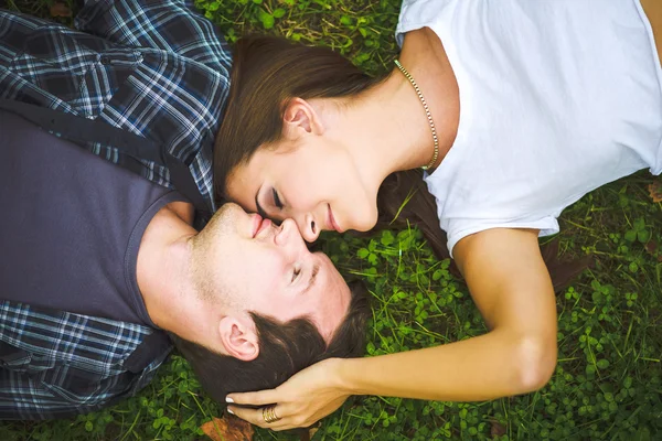 Couple lying on grass — Stock Photo, Image