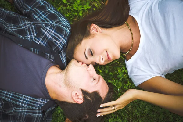 Couple lying on grass — Stock Photo, Image