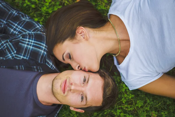 Casal deitado na grama — Fotografia de Stock