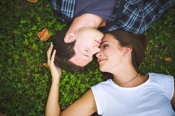 Couple lying on grass — Stock Photo, Image