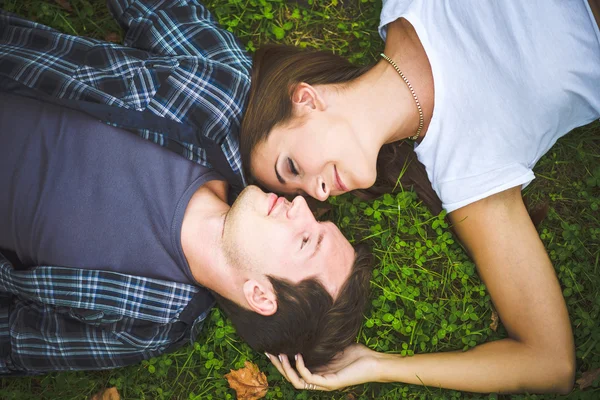 Couple lying on grass — Stock Photo, Image