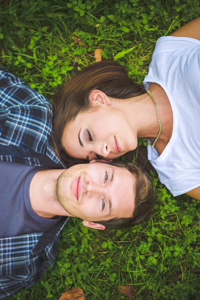 Couple lying on grass — Stock Photo, Image