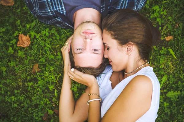 Couple lying on grass — Stock Photo, Image