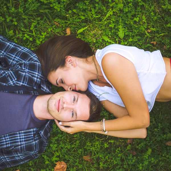 Couple lying on grass — Stock Photo, Image