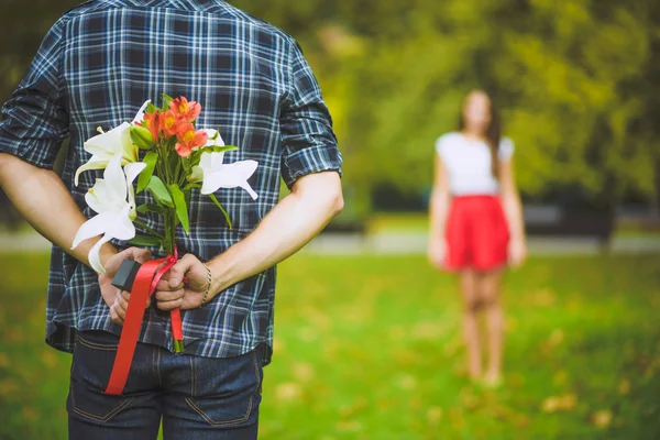 Man redo att ge blommor till flickvän Royaltyfria Stockbilder