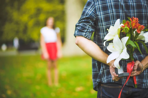 Mann bereit, Freundin Blumen zu schenken — Stockfoto