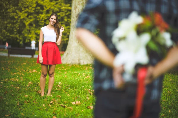 Man ready to give flowers to girlfriend — Stock Photo, Image
