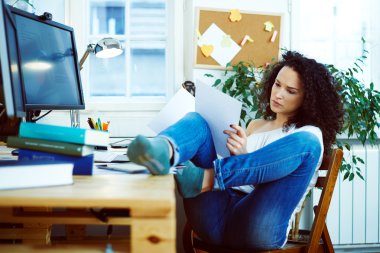 Evde çalışan kadın.