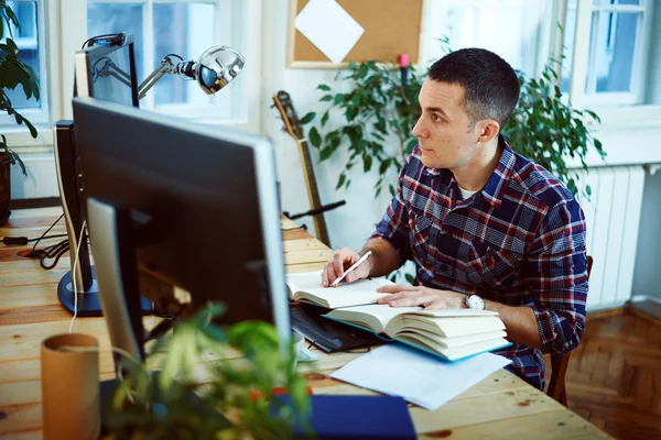 Hombre trabajando en casa — Foto de Stock