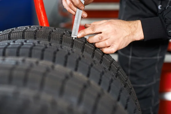 Profilmessung an einem Autoreifen — Stockfoto