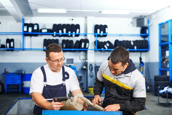 Mecánica en servicio de coches — Foto de Stock