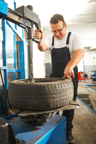 Mecanização mudando pneu do carro — Fotografia de Stock