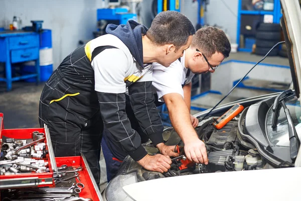 Mechanics in the car service — Stock Photo, Image