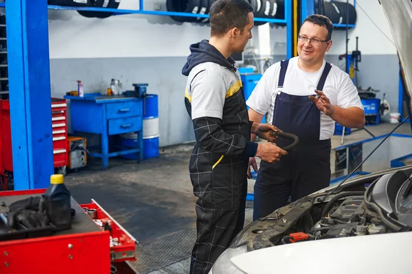 Meccanica in servizio auto — Foto Stock