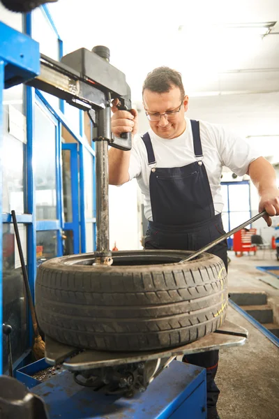 Mecanização mudando pneu do carro Fotografias De Stock Royalty-Free