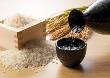 Sake koy. Arkaplanda pirinç ve pirinç kulakları.
