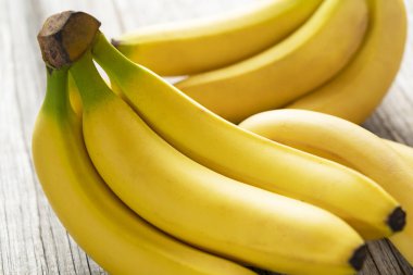 Eski ahşap bir tahtaya yerleştirilmiş bir muzu kapat.