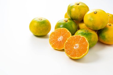 Japon erken olgunlaşma portakallarını beyaz arkaplanda kes