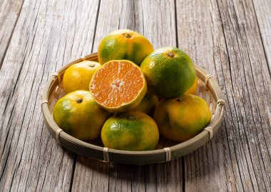 Eski Arkaplana Karşı Japon Wase Milan Set