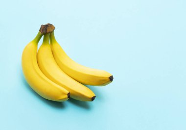 Fotokopi alanı olan mavi arkaplanda muzlar