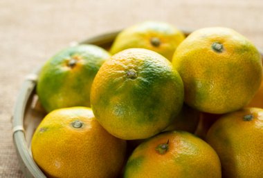  Japon Wase Mikan çuval bezinin arka planına yerleştirildi