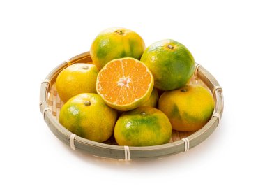 Japon erken olgunlaşma portakallarını beyaz arkaplanda kes