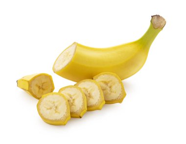 Dilimlenmiş muz kabukları beyaz arka plana yerleştirilmiş.